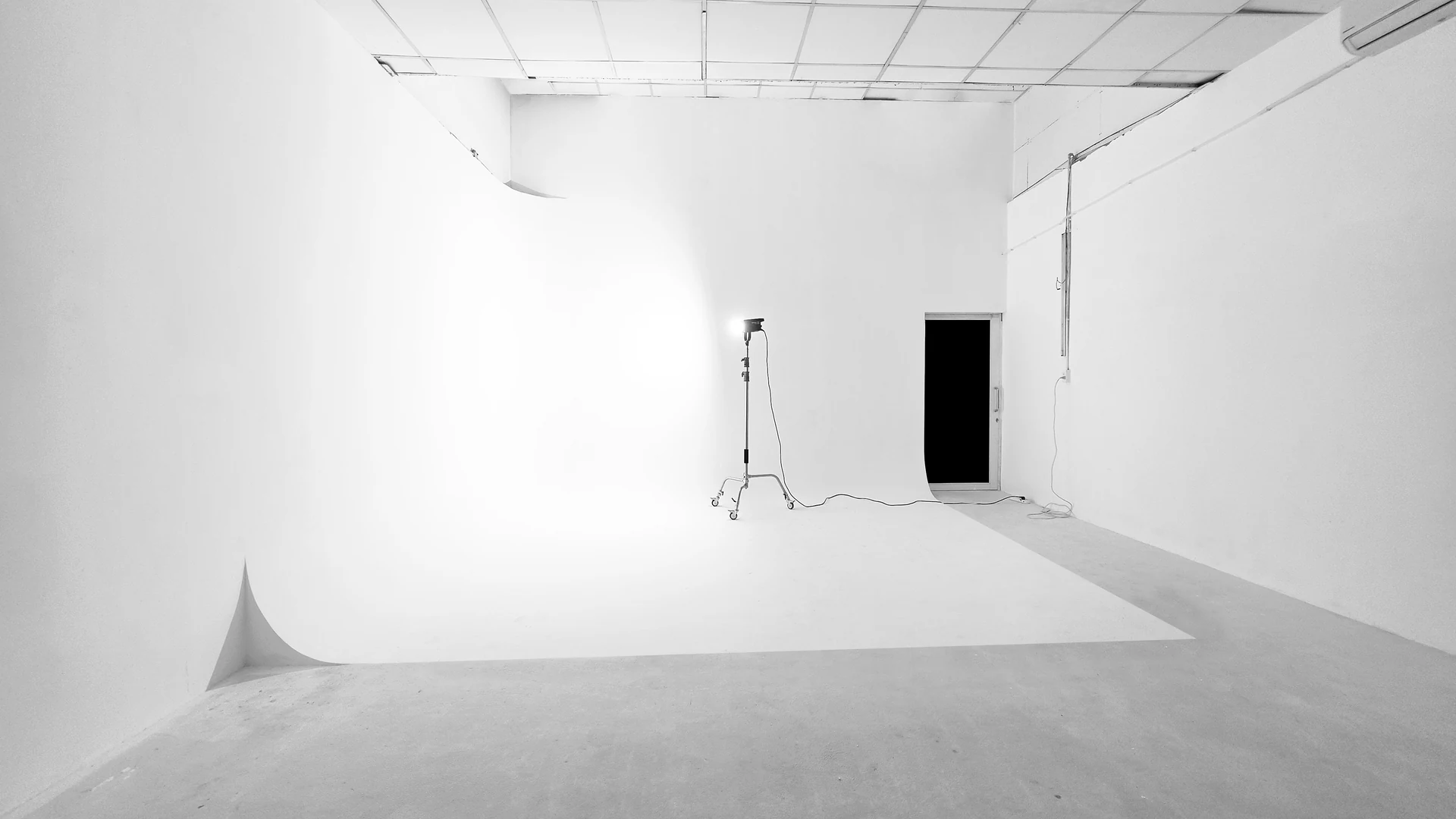 Toàn cảnh tường vô cực Cyclorama tại Đàm Studio Vườn Lài, ảnh trắng đen