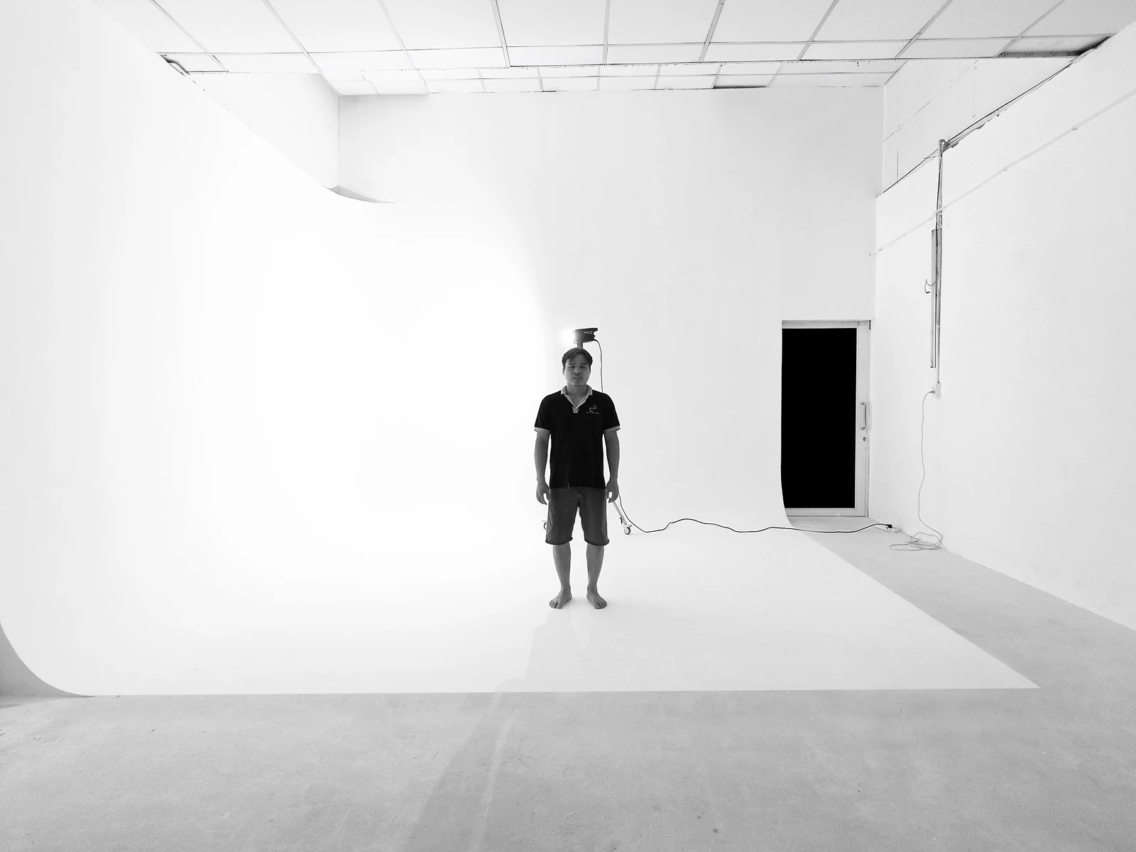 Người đứng trên cyc thể hiện tỷ lệ Cyclorama Studio tại Đàm Studio Vườn Lài