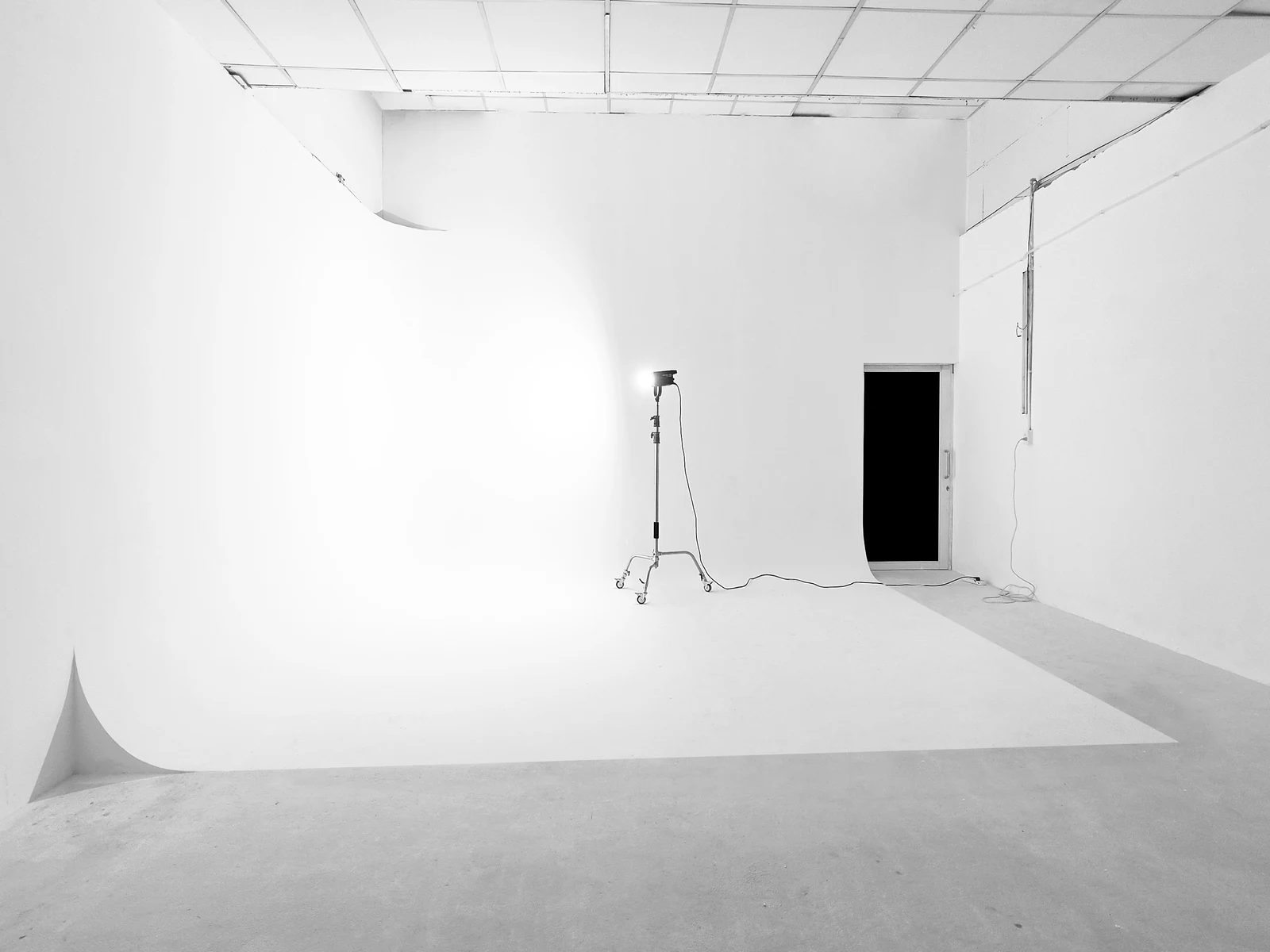 Toàn cảnh Cyclorama Studio với tường vô cực tại Đàm Studio Vườn Lài