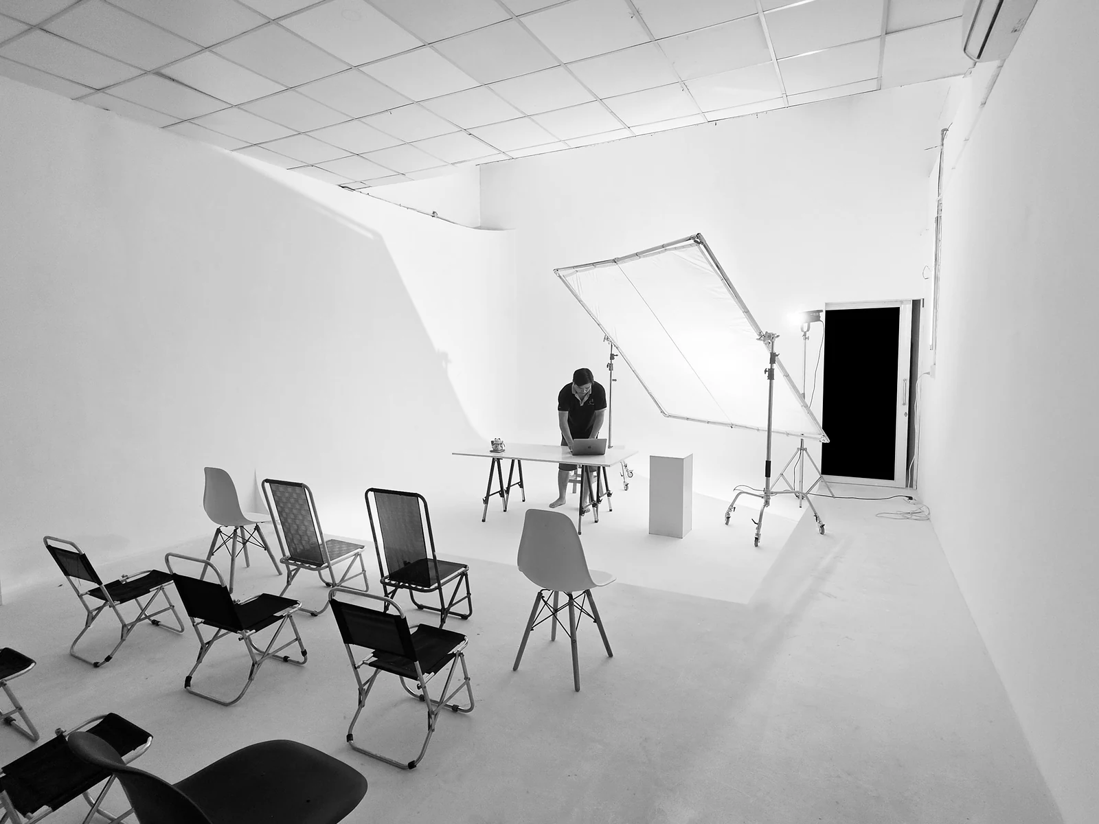 Founder chuẩn bị set tại bàn trong Cyclorama Studio Đàm Studio Vườn Lài