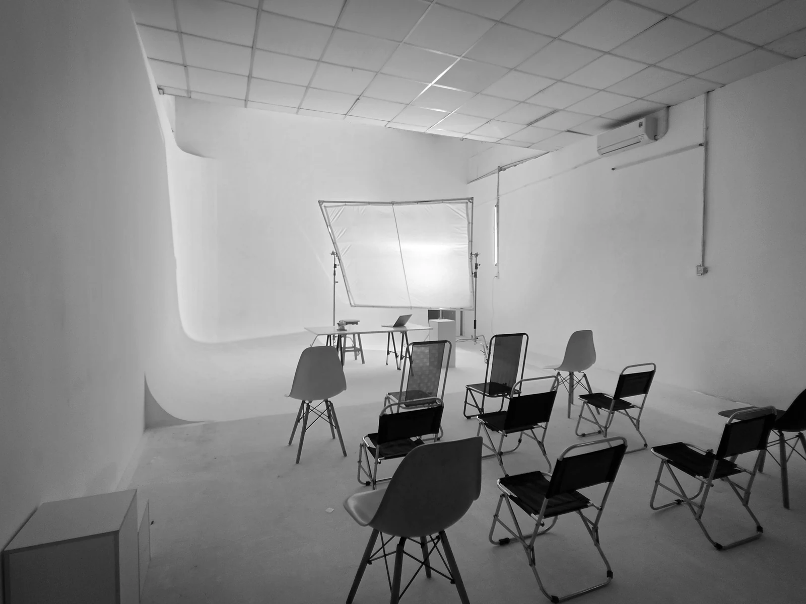 Góc bố trí ghế và khung tản sáng trong Cyclorama tại Đàm Studio Vườn Lài